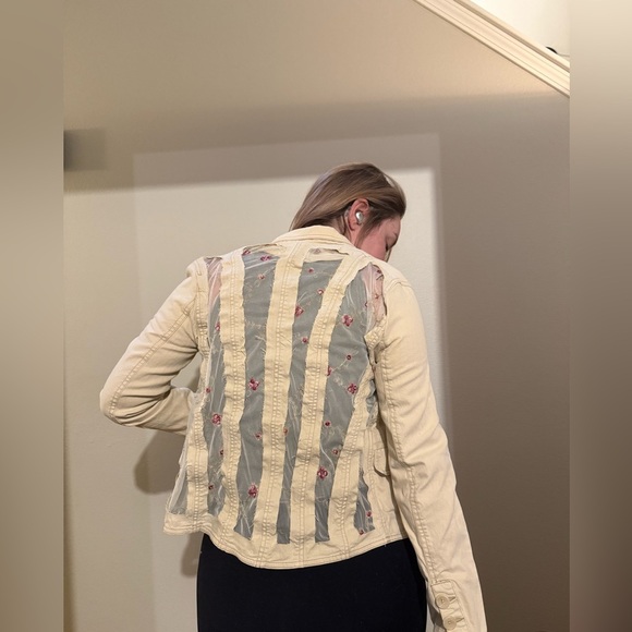 Upcycled tan jean jacket with floral lace size S - Picture 1 of 5